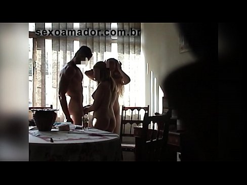 ❤️ Sexvenner inviterer en gigantisk mann og en trekant med seg Analvideo på porno no.porno24-7.ru