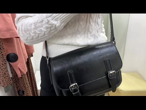 ❤️ Offentlig onani av ungtispe FeralBerry med en dildo i prøverommet Analvideo på porno no.porno24-7.ru