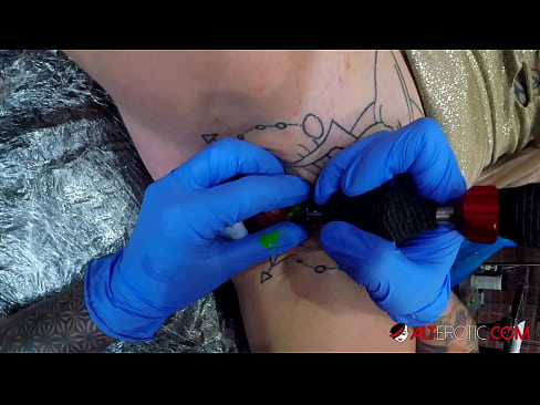 ❤️ Ekstremt tatovert hottie Sully Savage tok en tatovering på klitoris Analvideo på porno no.porno24-7.ru
